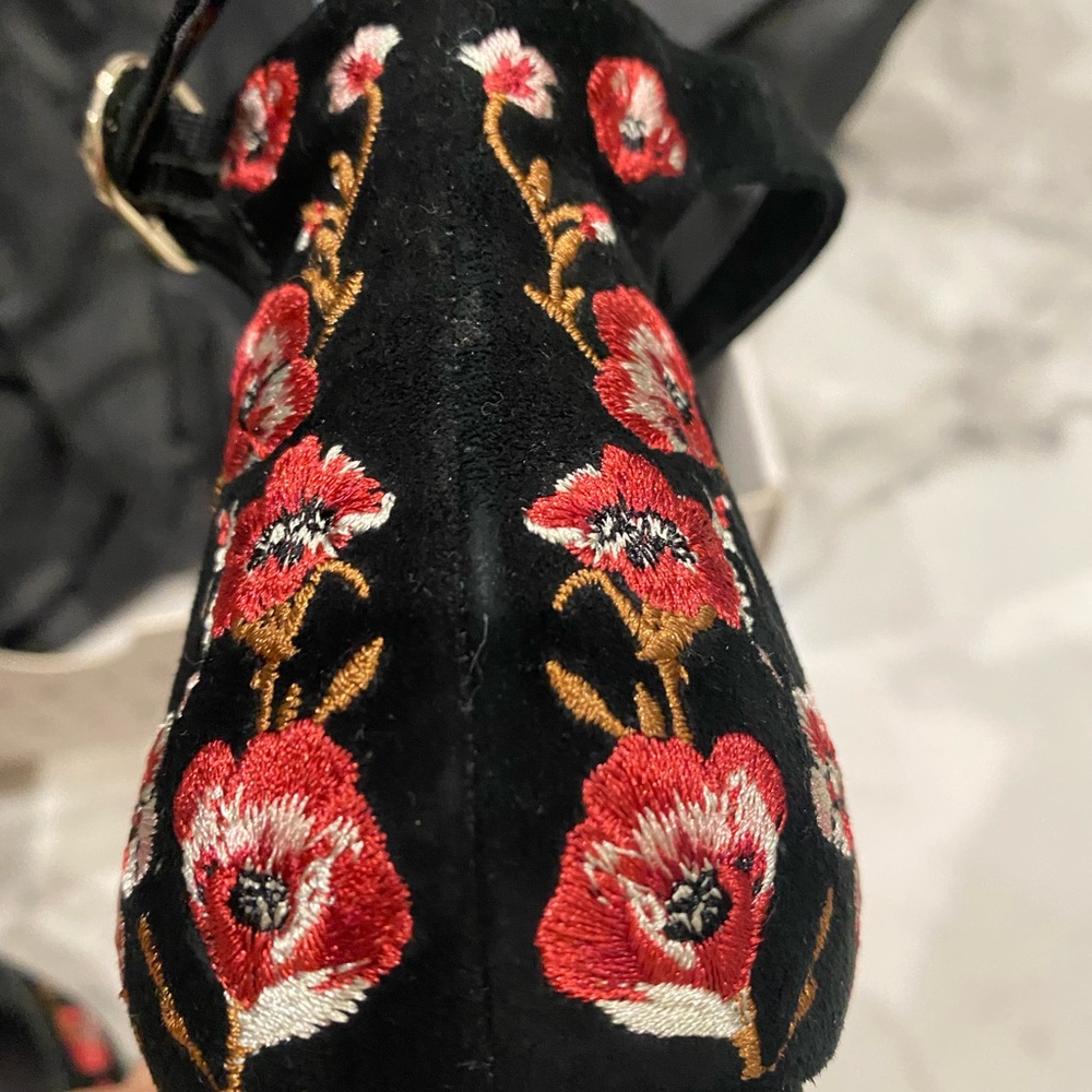 Luxe White House Black Market Piper Black Velvet and floral embroidered pumps πΉ - Picture 10 of 16